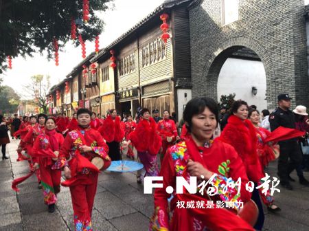 福州十邑民俗踩街秀精彩持續 坊巷腰鼓聲聲增年味