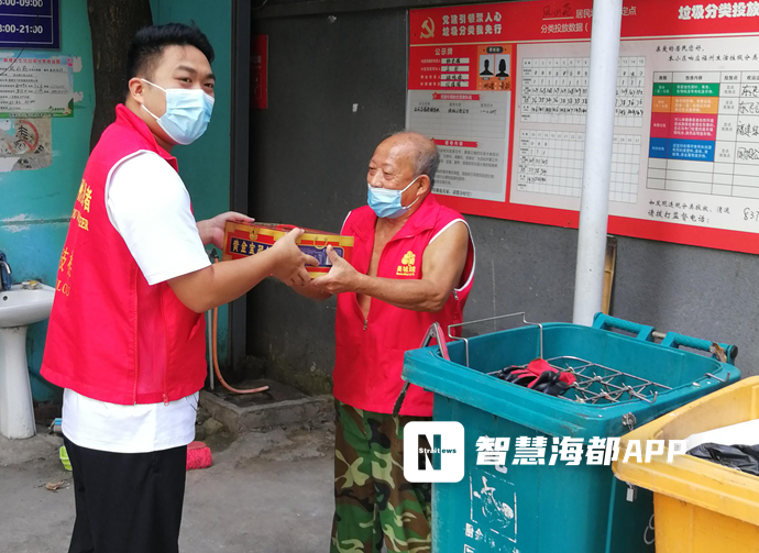 【網絡中國節?中秋】情暖中秋！福州一社區為老人送去了核酸預登記牌